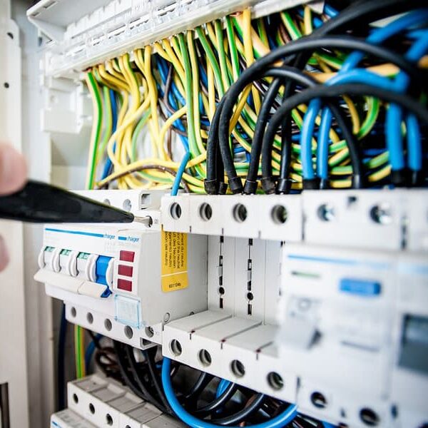 operatore-per-la-preparazione-installazione-manutenzione-e-controllo-degli-impianti-elettrici